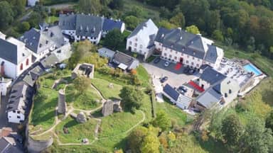 Burghaus en Villa Kronenburg