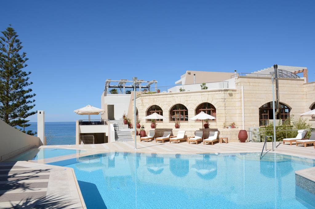Macaris Suites & Spa