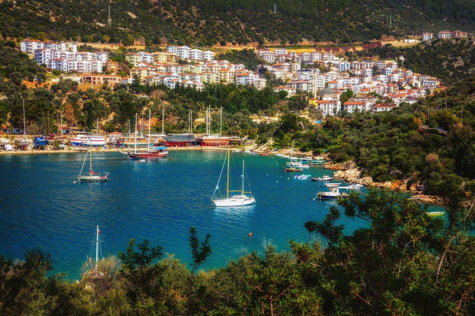 Zeilboten in de baai van Kaş aan de Turkse kust