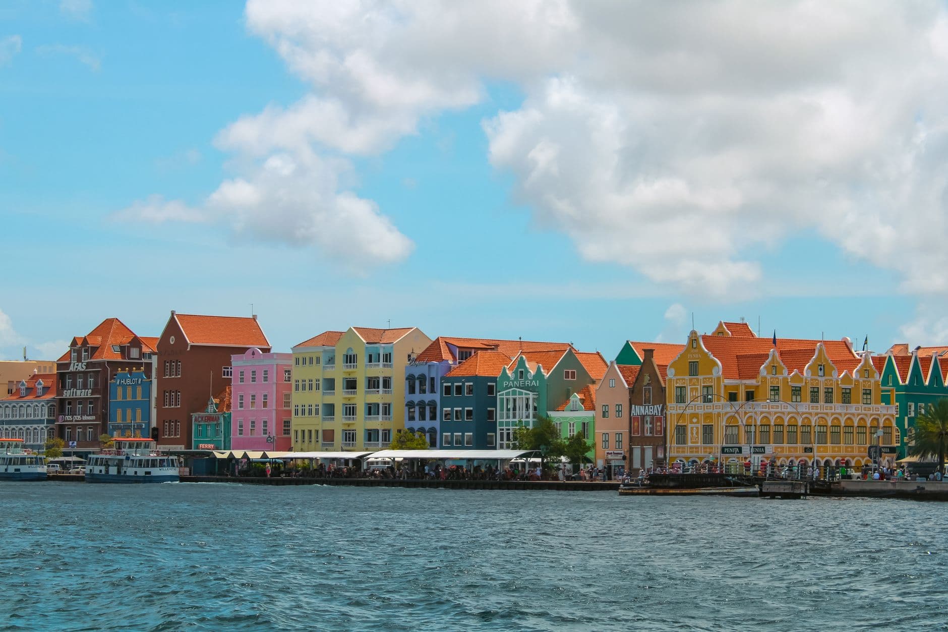 Kleurrijke koloniale gevels langs het water in Willemstad op Curaçao