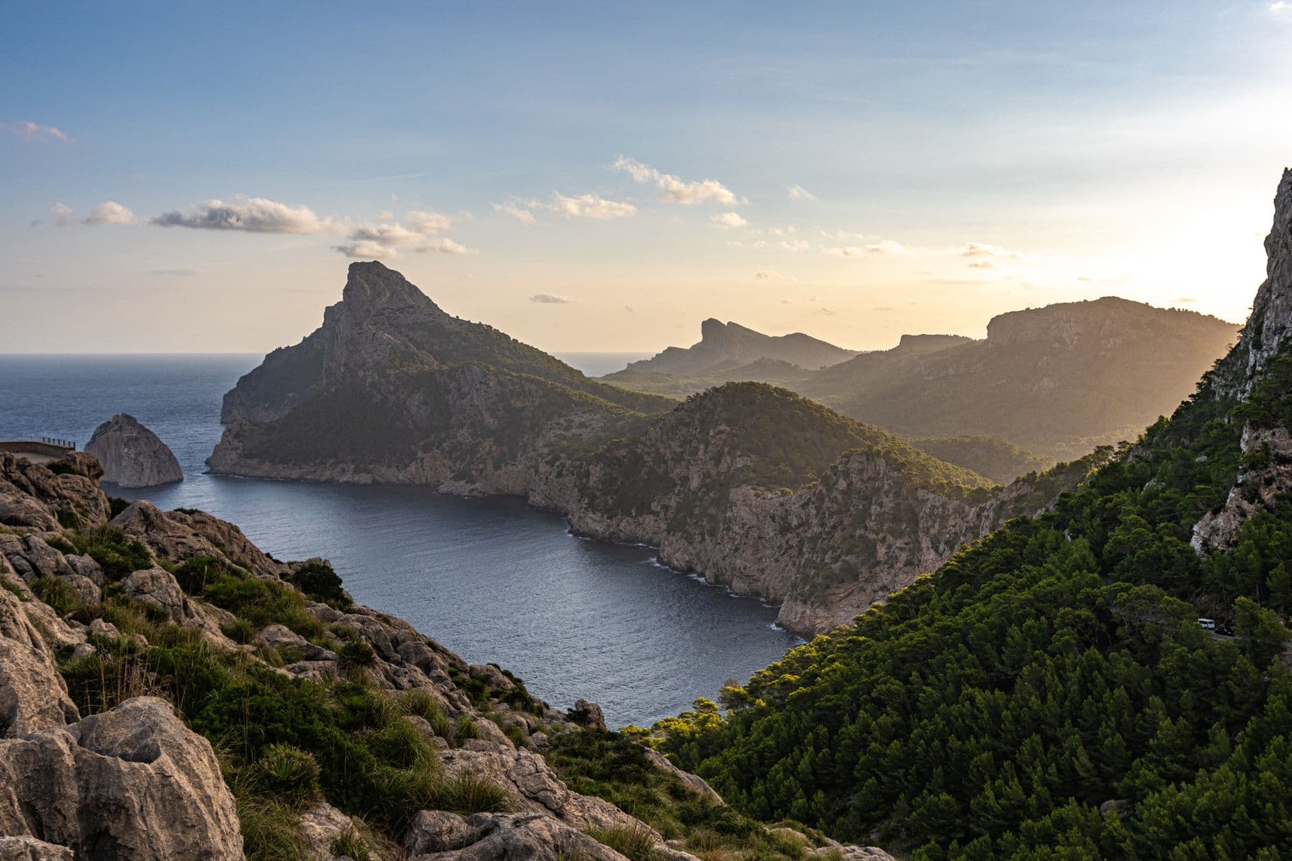 De kliffen van Cap de Formentor op Mallorca bij een laagstaande zon, boven de Middellandse Zee