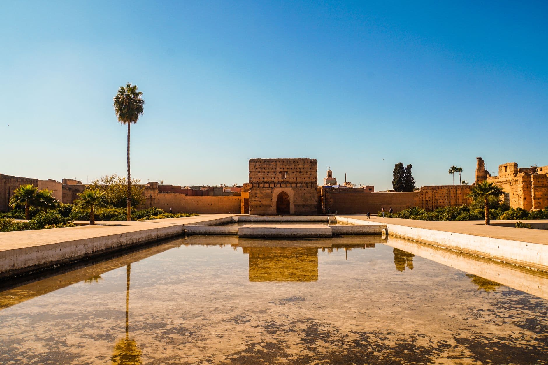 Het El Badi-paleis in Marrakech, met een waterbassin op de voorgrond