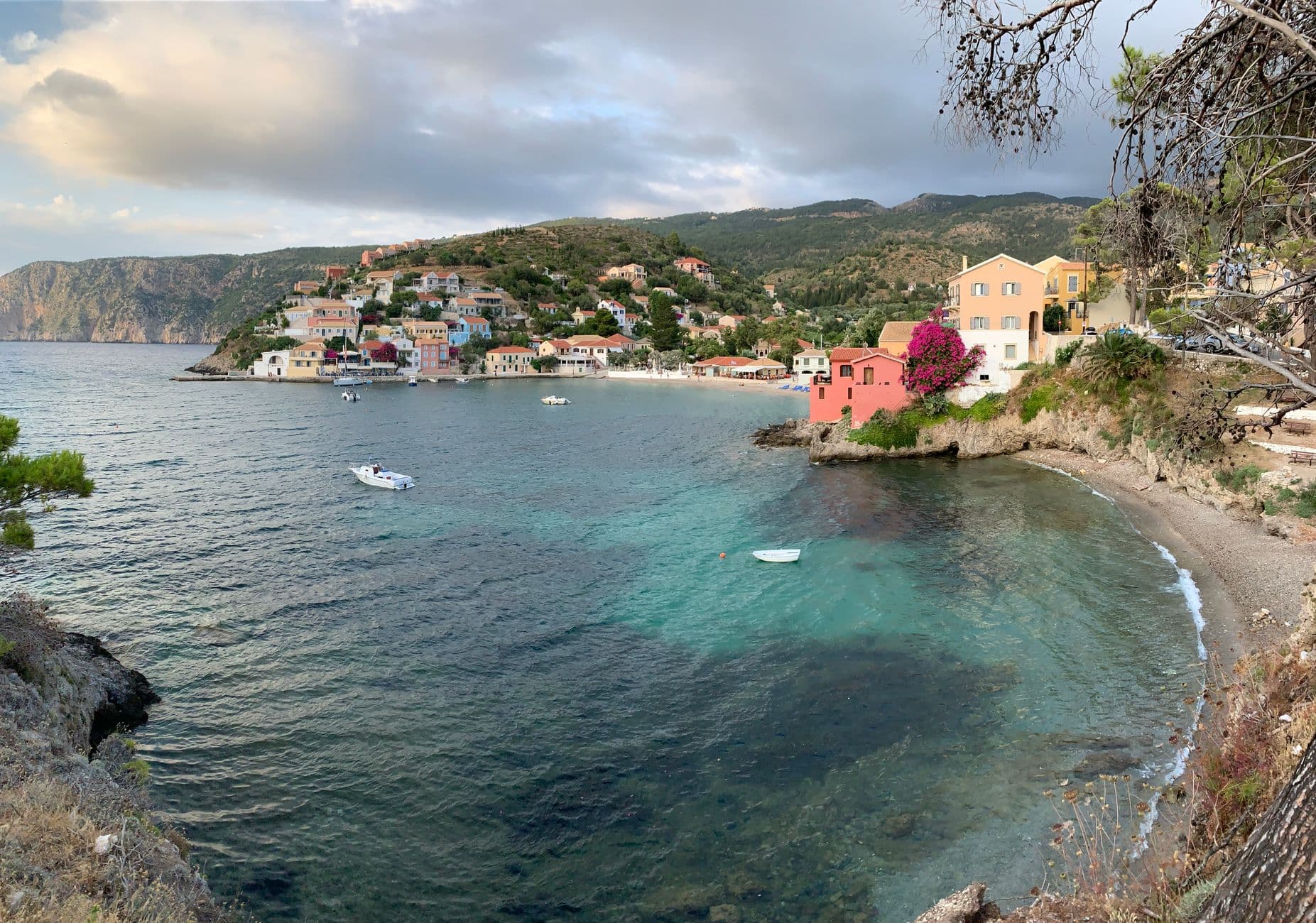 Het dorp Asos op Kefalonia met gekleurde huizen aan een baai met turquoise water