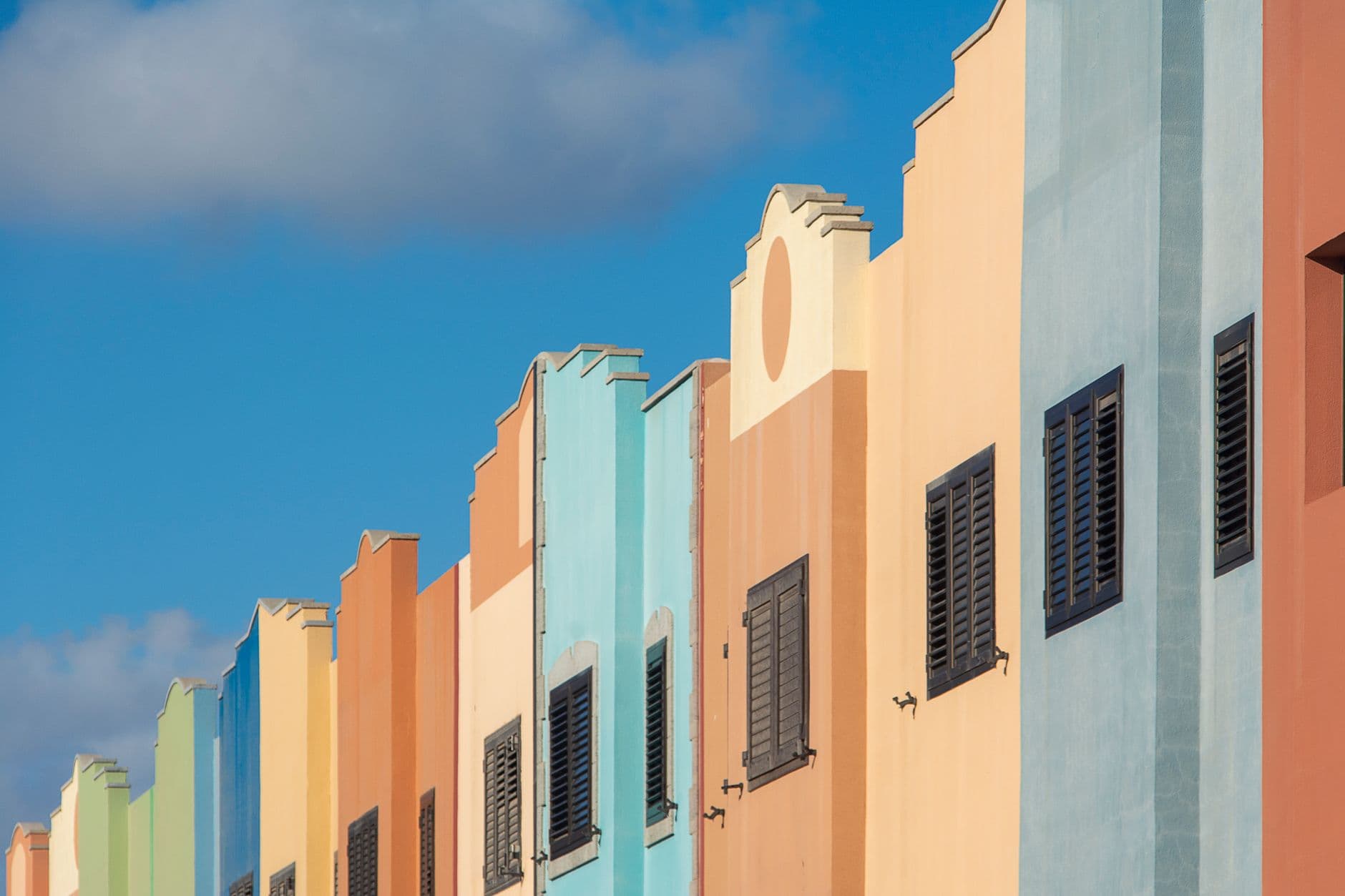 Gekleurde huizen aan het water in Willemstad, Curaçao