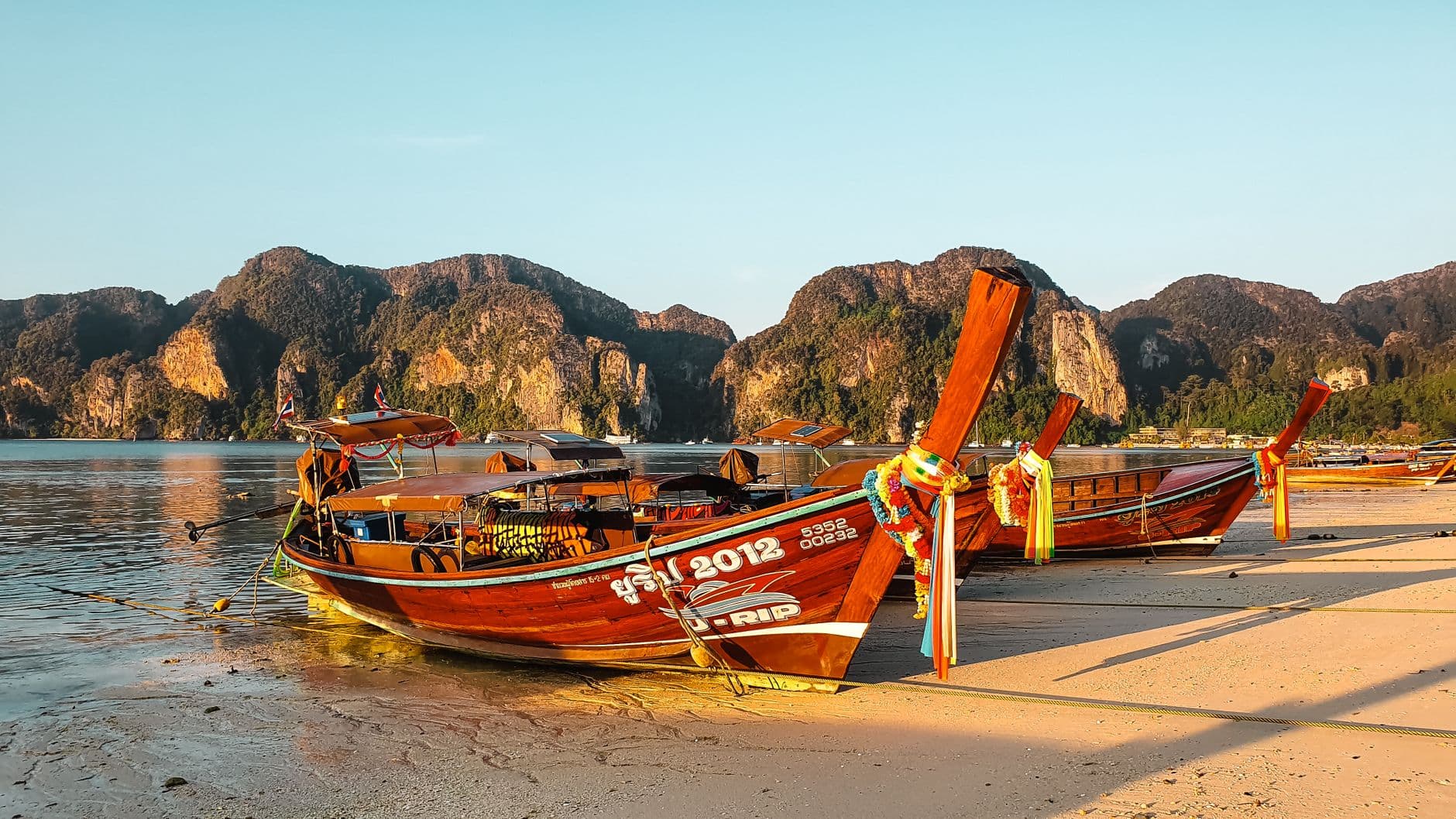 Tropisch strand met longtailboot in Thailand