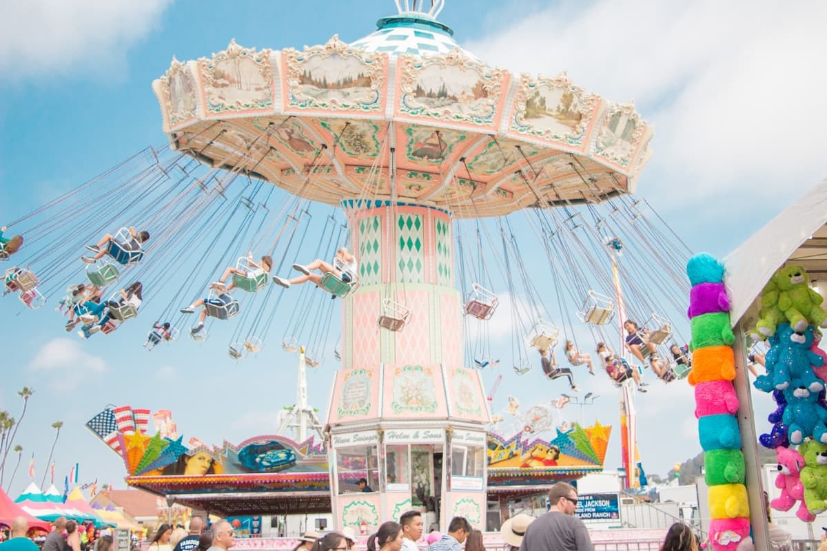 Pretpark bij avondlicht