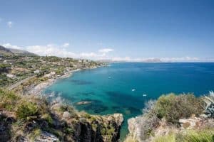 Panoramisch zeezicht op het strand van Capo Zafferano, Sicilië, Italië, gezien vanaf de top van de kliffen, met uitzicht op de Tyrreense Zee