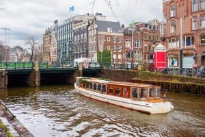 Touristische rondvaart door de grachten van Amsterdam