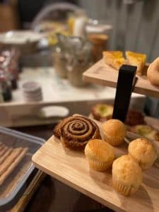 Ontbijttafel met een gevarieerd aanbod van gerechten.