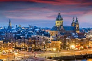 Stadszicht over het Oude Centrum District met de Basiliek van de Heilige Nicolaas in Amsterdam