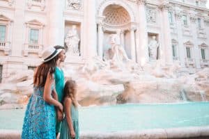 Gezin op vakantie bij Fontana di Trevi, Rome, Italië.