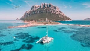 Tavolara eiland, Sardinië, Italië, catamaran in kristalhelder water, luchtfoto