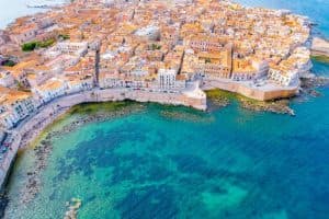 Ortigia, Syracuse, Sicilië, Italië, luchtfoto van eiland met historische gebouwen en turquoise zee