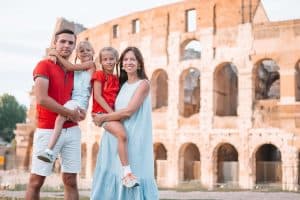 Gelukkig gezin in Rome met het Colosseum op de achtergrond.