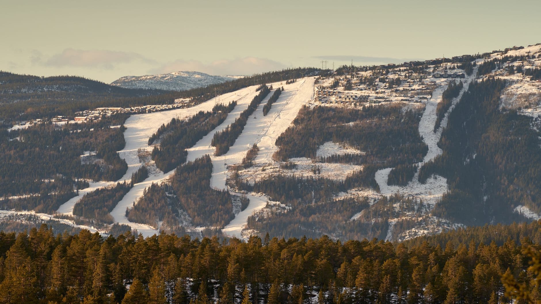 Wintersport op een besneeuwde piste in Noorwegen