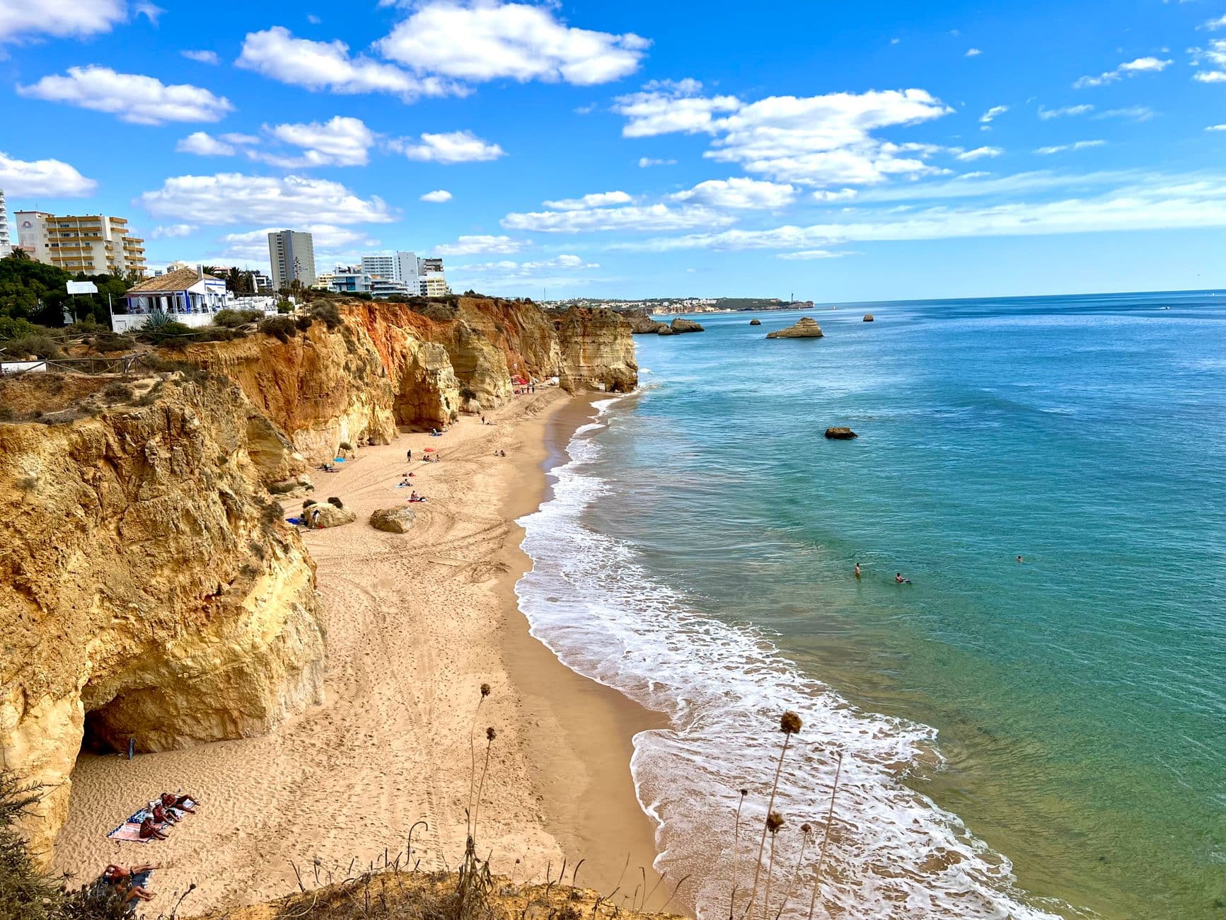 Kliffenstrand aan de Algarve in Portugal