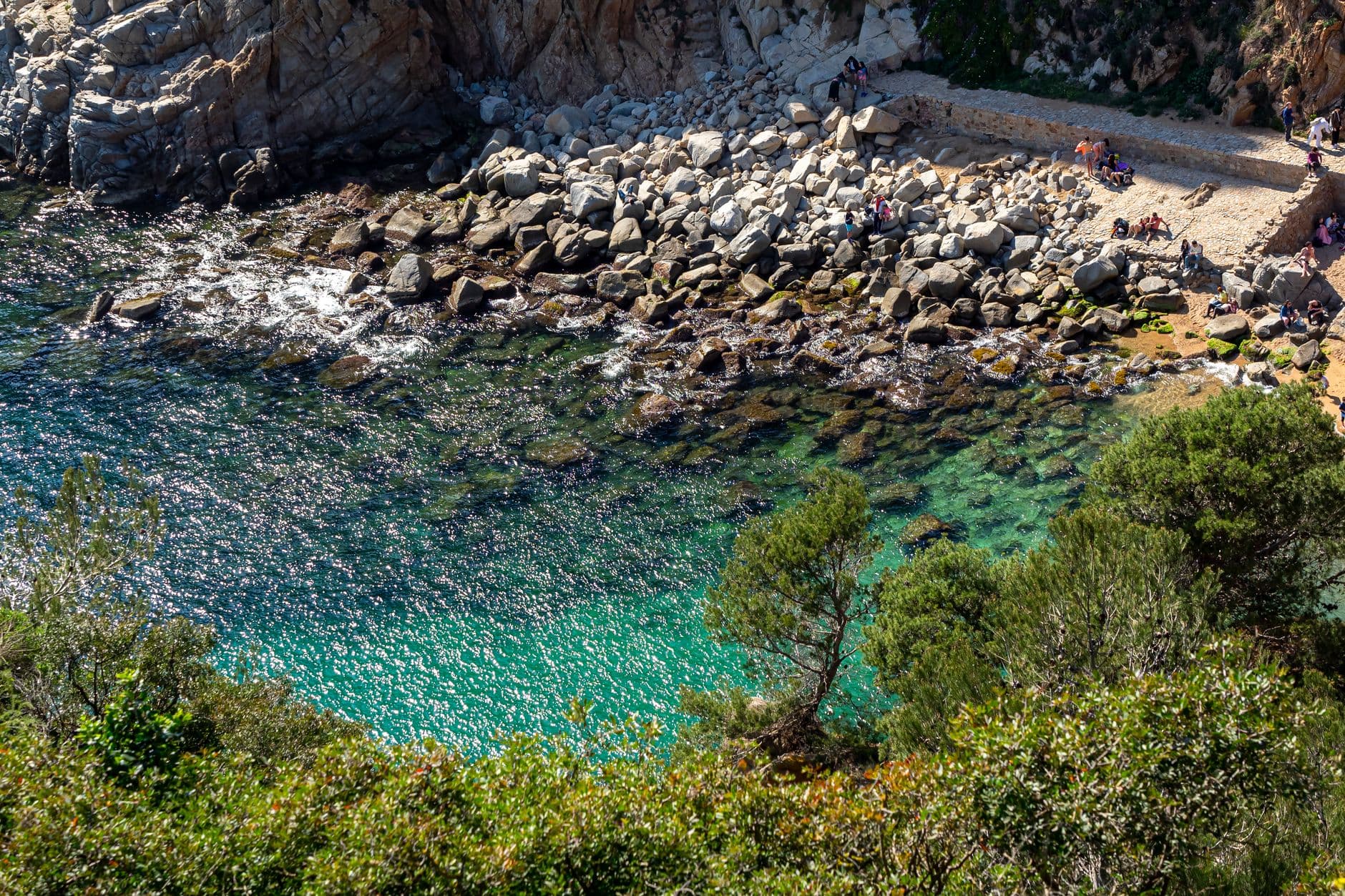 Baai met strand aan de Costa Brava in Spanje