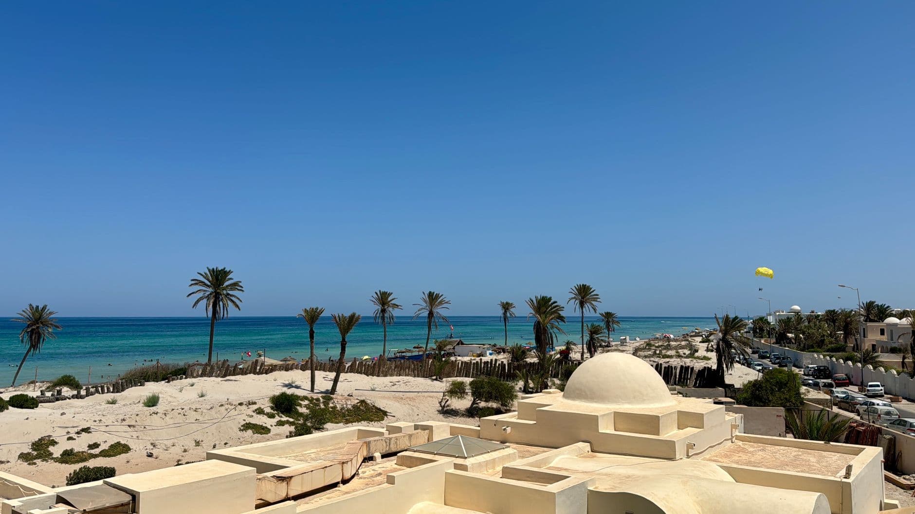 Palmenstrand met wit zand in Tunesië