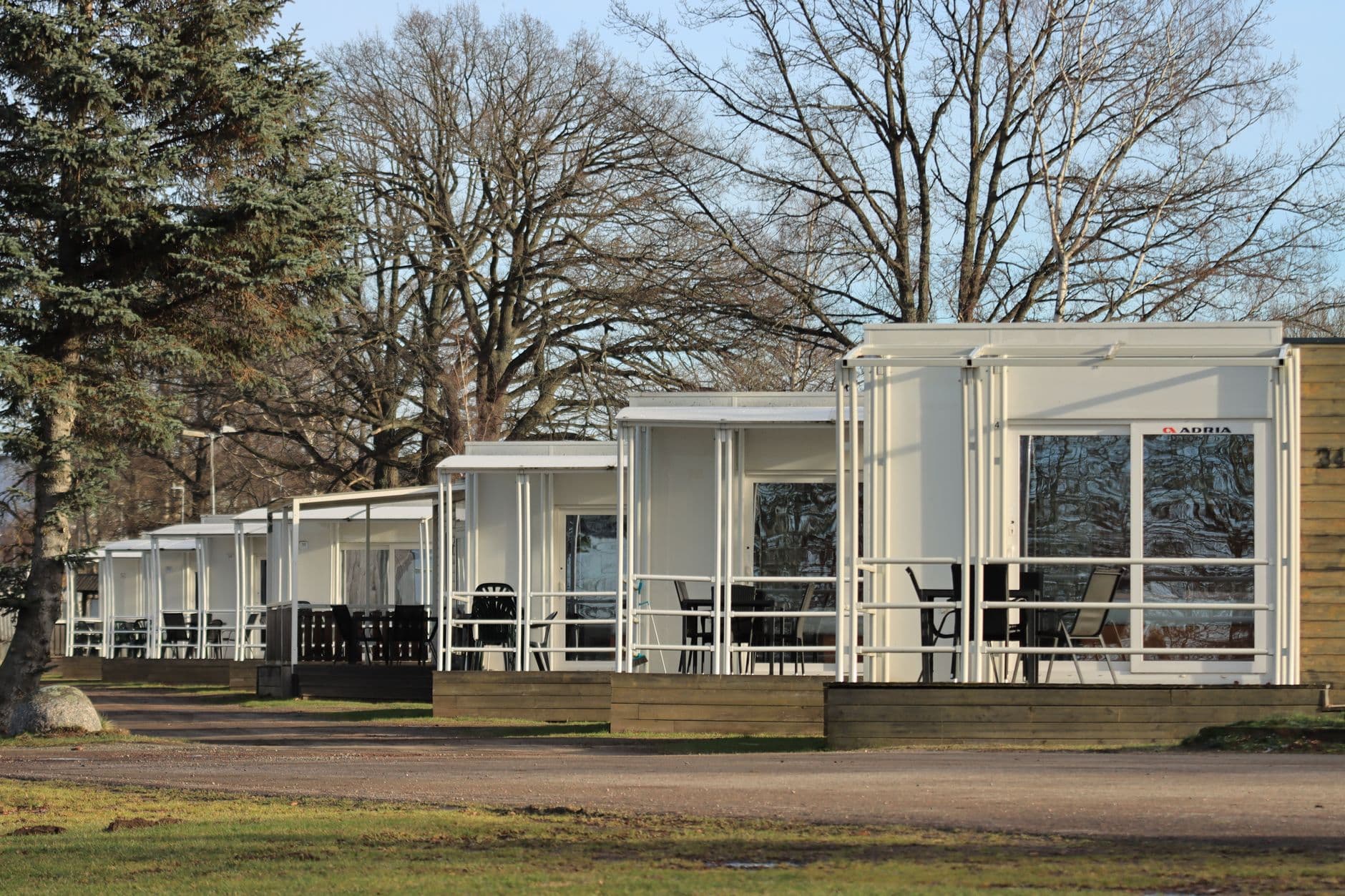 Vakantiehuisjes tussen het groen op een vakantiepark