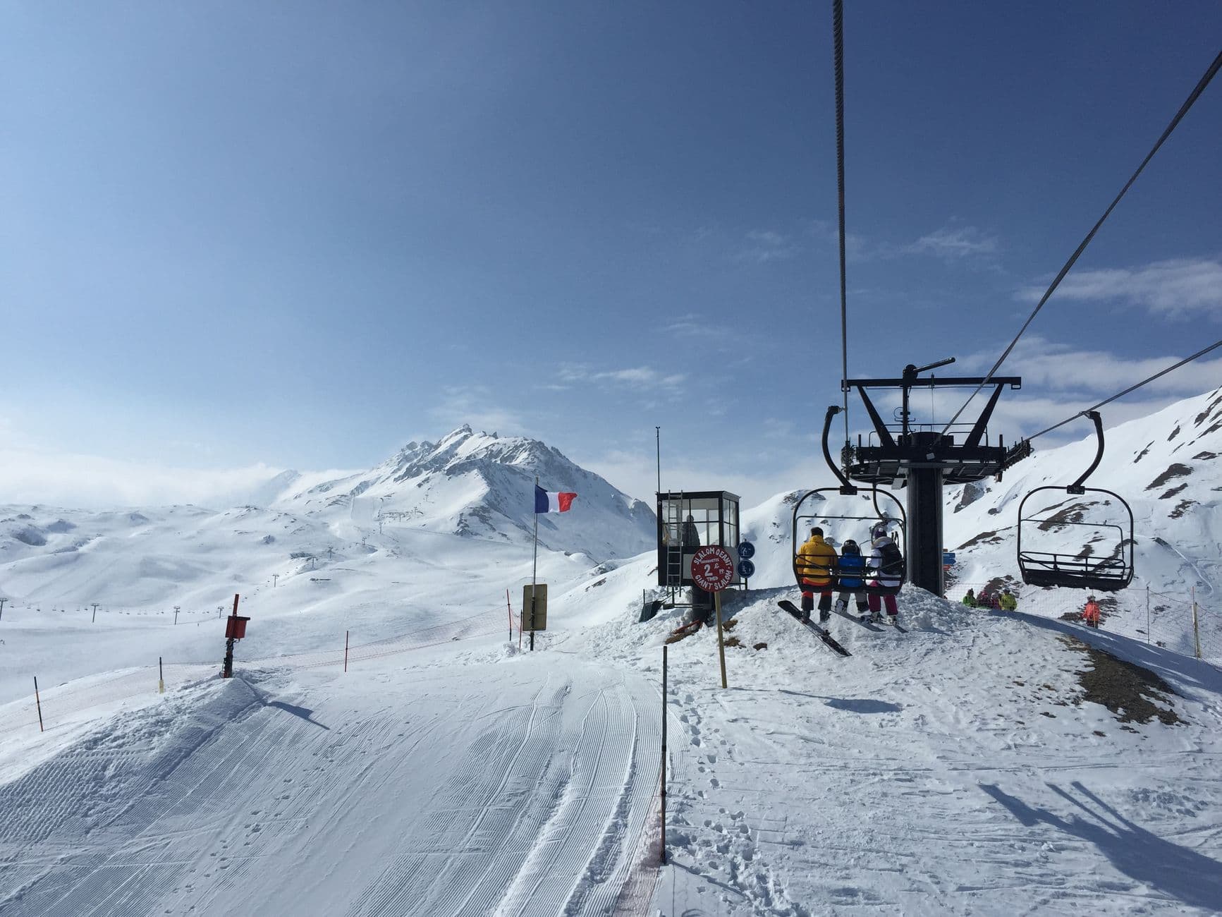 Zonnige skipistes in de Alpen