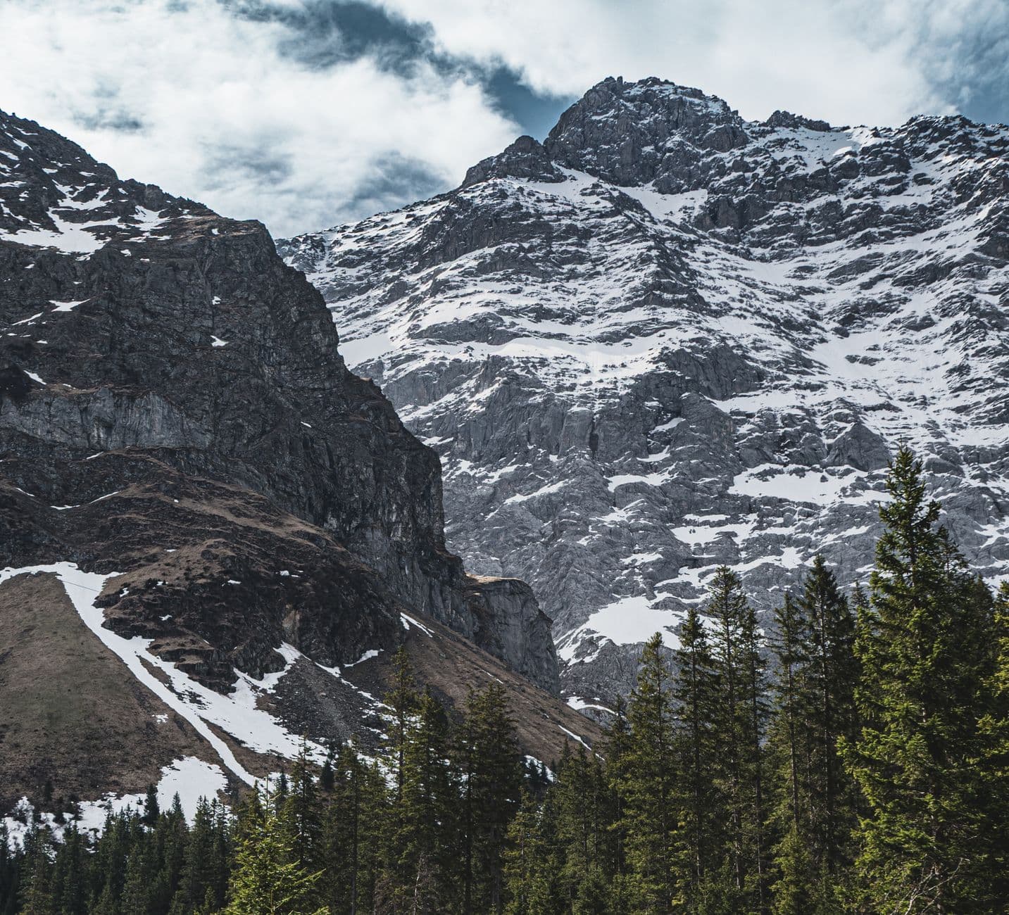 Besneeuwde bergtoppen in de Zwitserse Alpen